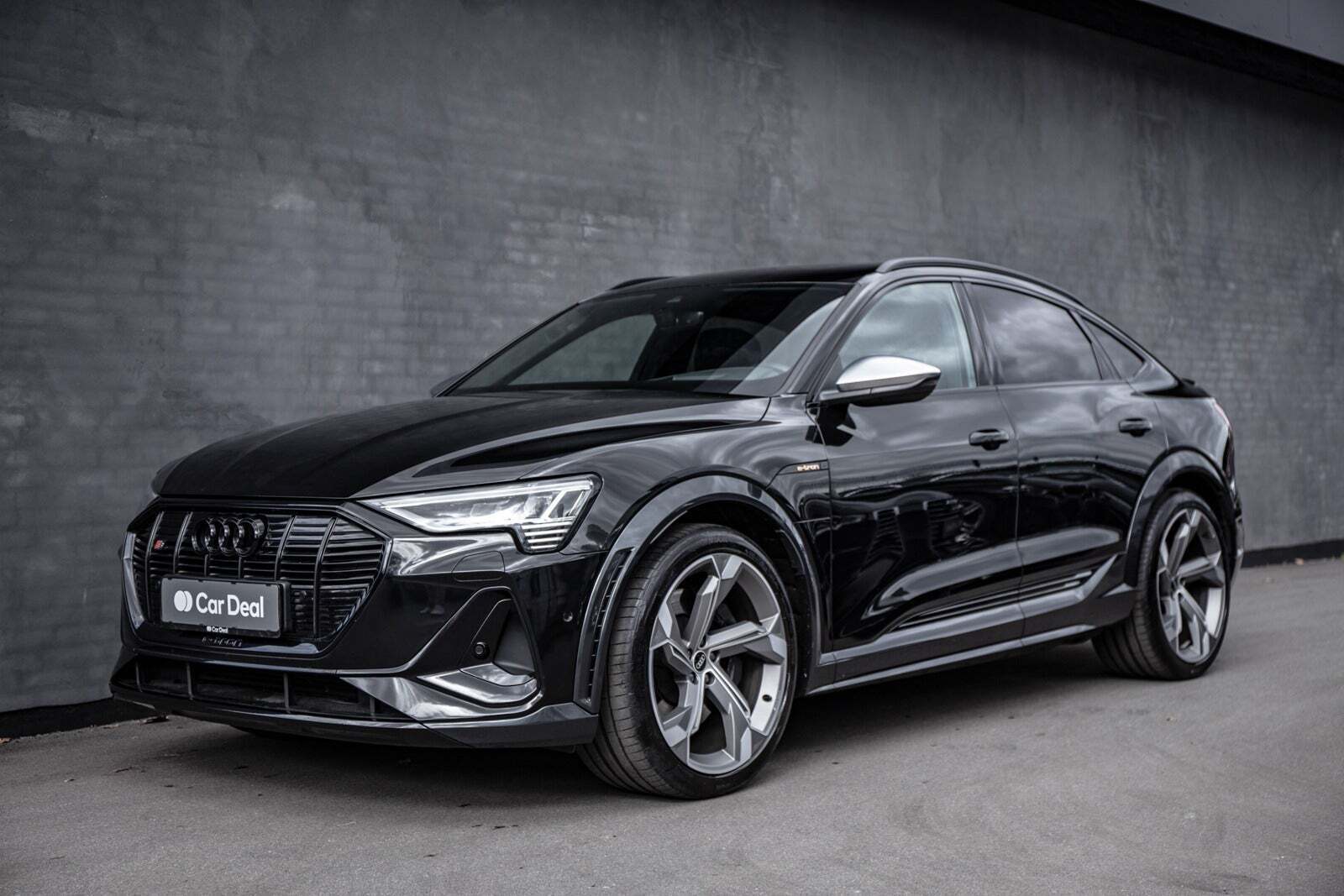 Sort Audi e-tron S fra 2022 set udefra