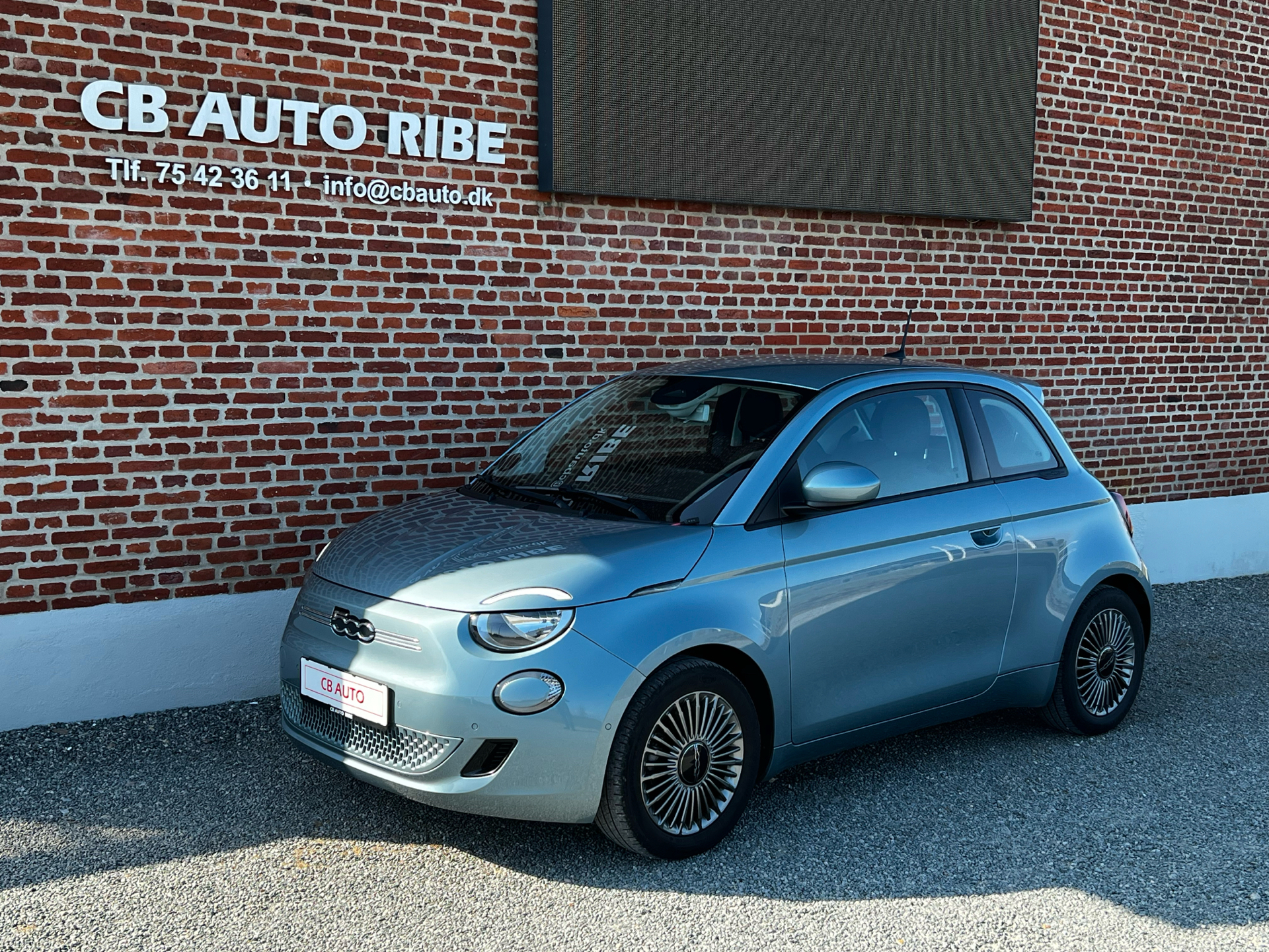 Blå Fiat 500e fra 2021 set udefra