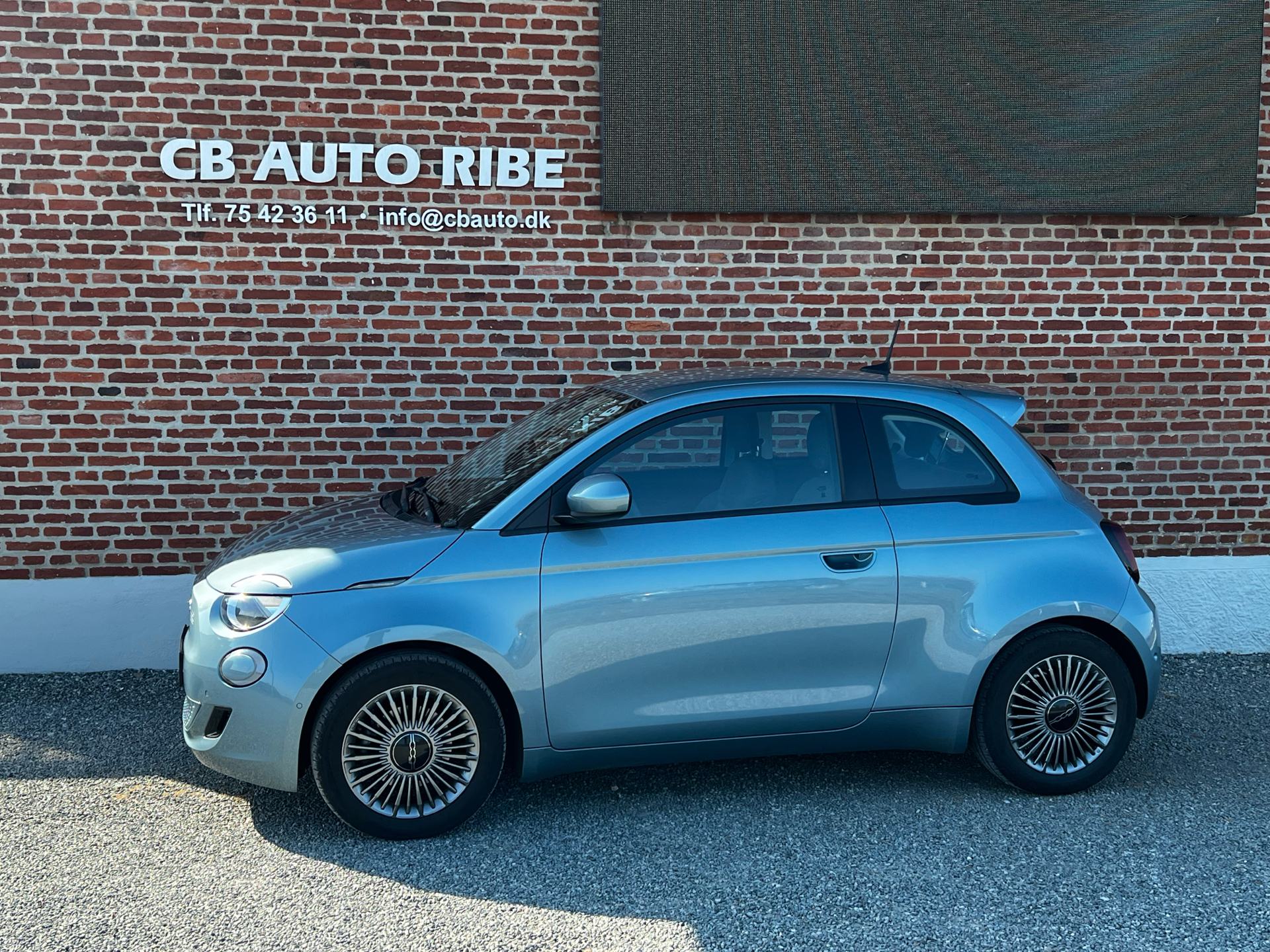 Blå Fiat 500e fra 2021