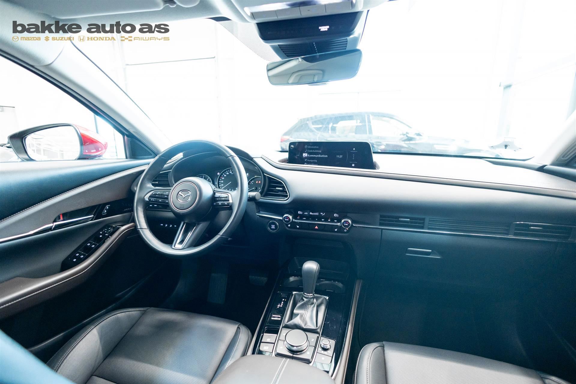 Rød Mazda CX-30 fra 2023 set indefra