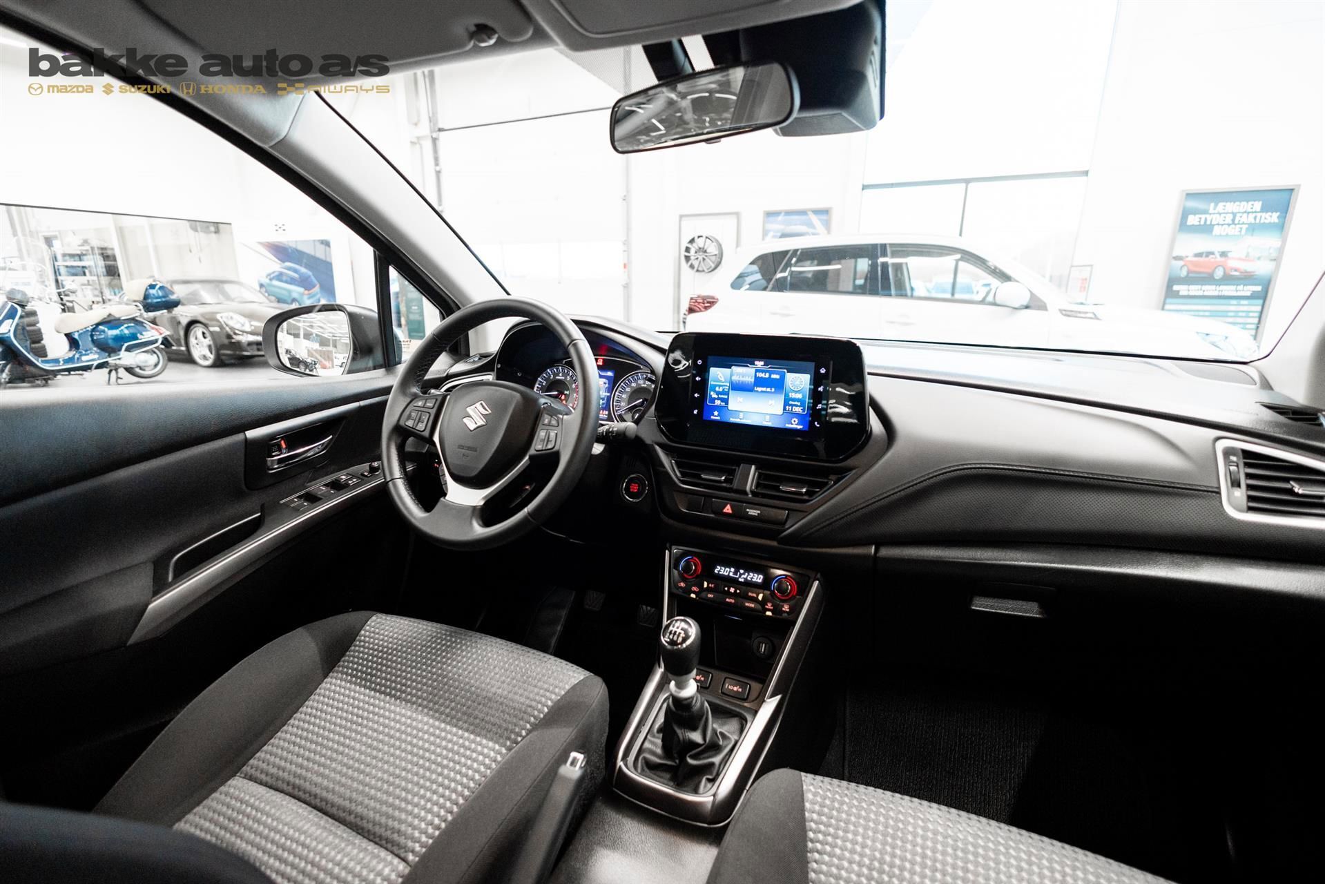 Hvid Suzuki S-Cross fra 2023 set indefra