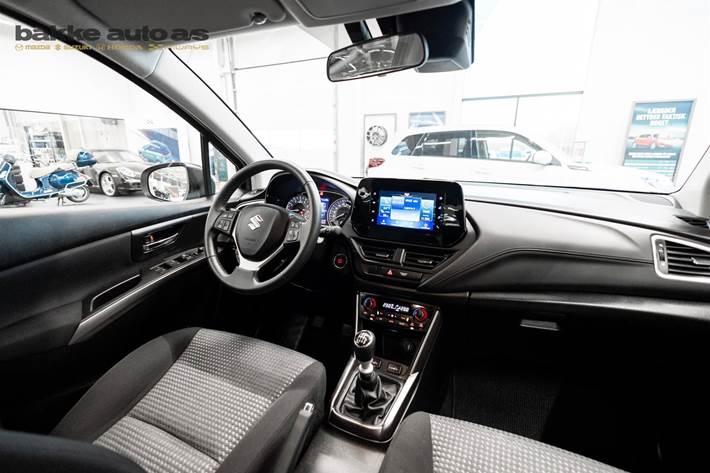 Hvid Suzuki S-Cross fra 2023 set indefra