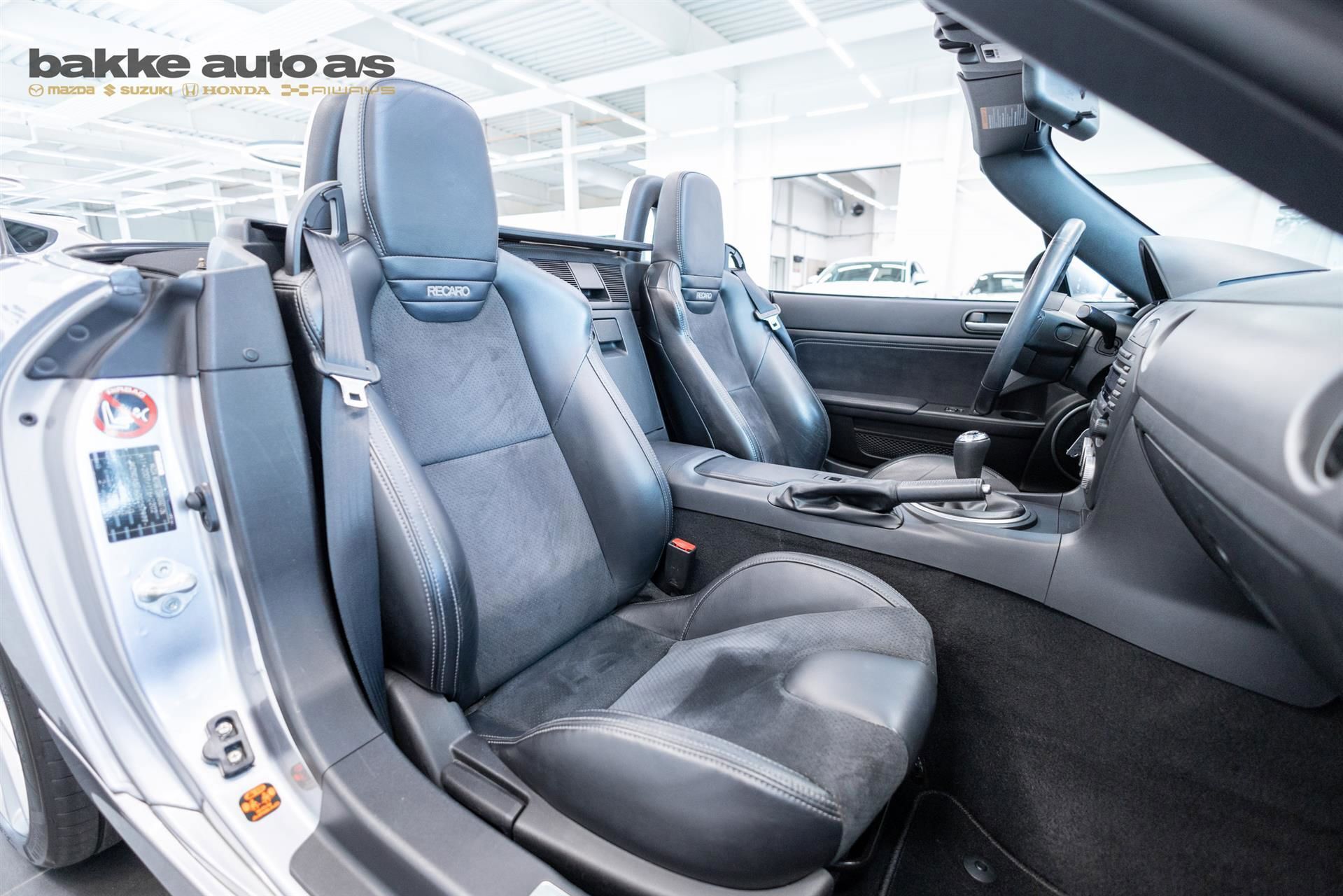 Sølv Mazda MX-5 fra 2011 set indefra