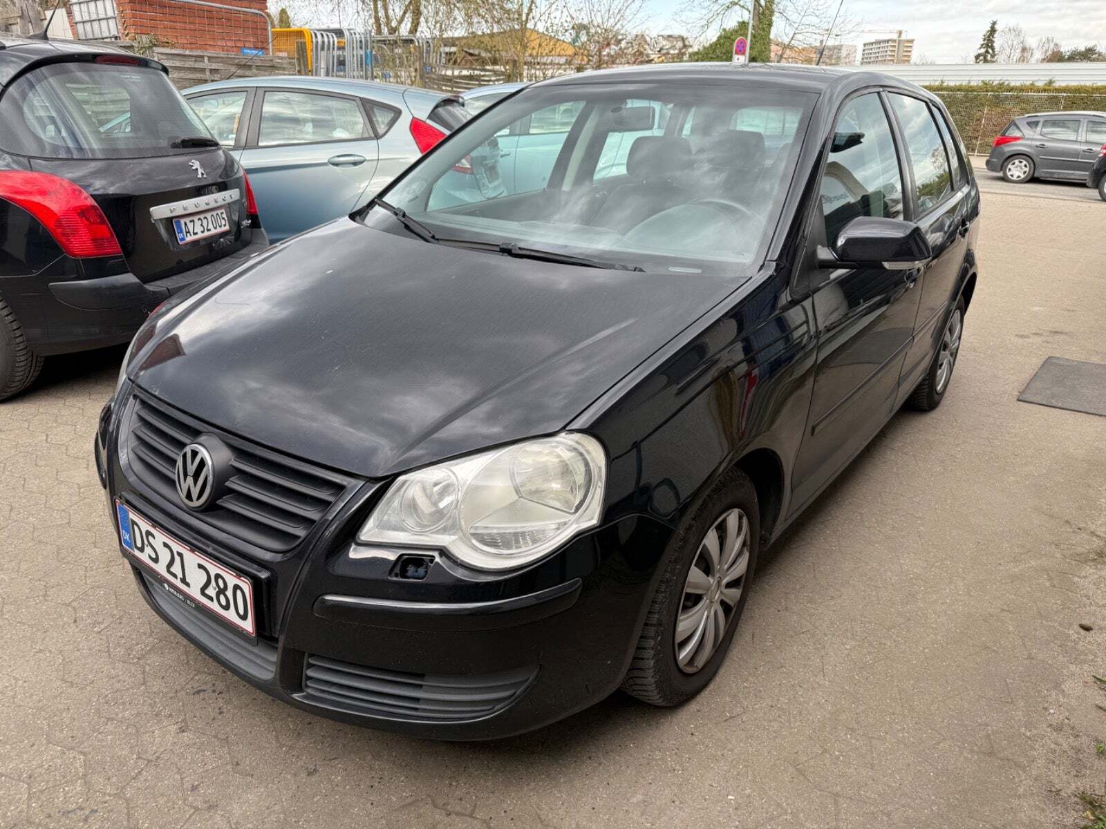 Sort VW Polo fra 2006 set udefra