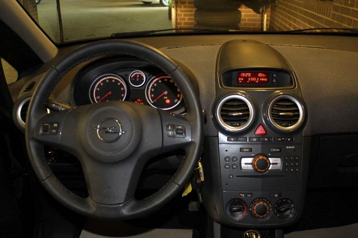 Sort Opel Corsa fra 2011