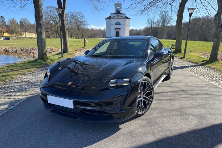 Sort Porsche Taycan fra 2023 set udefra