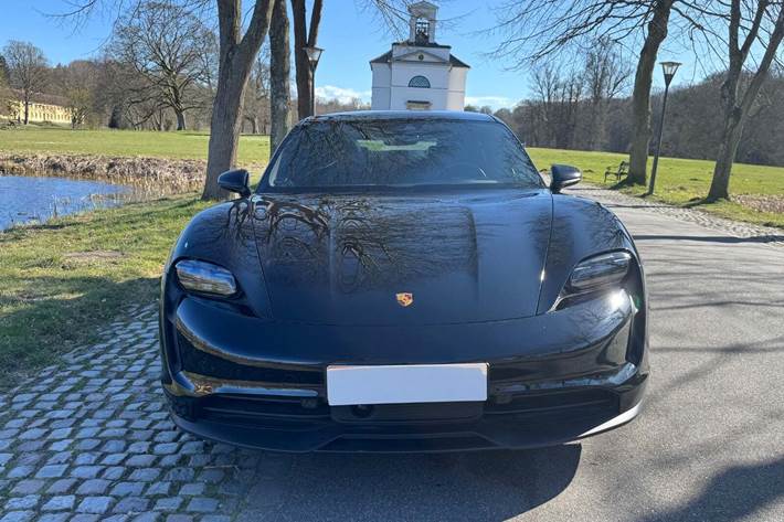 Sort Porsche Taycan fra 2023 set udefra