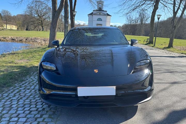 Sort Porsche Taycan fra 2023 set udefra