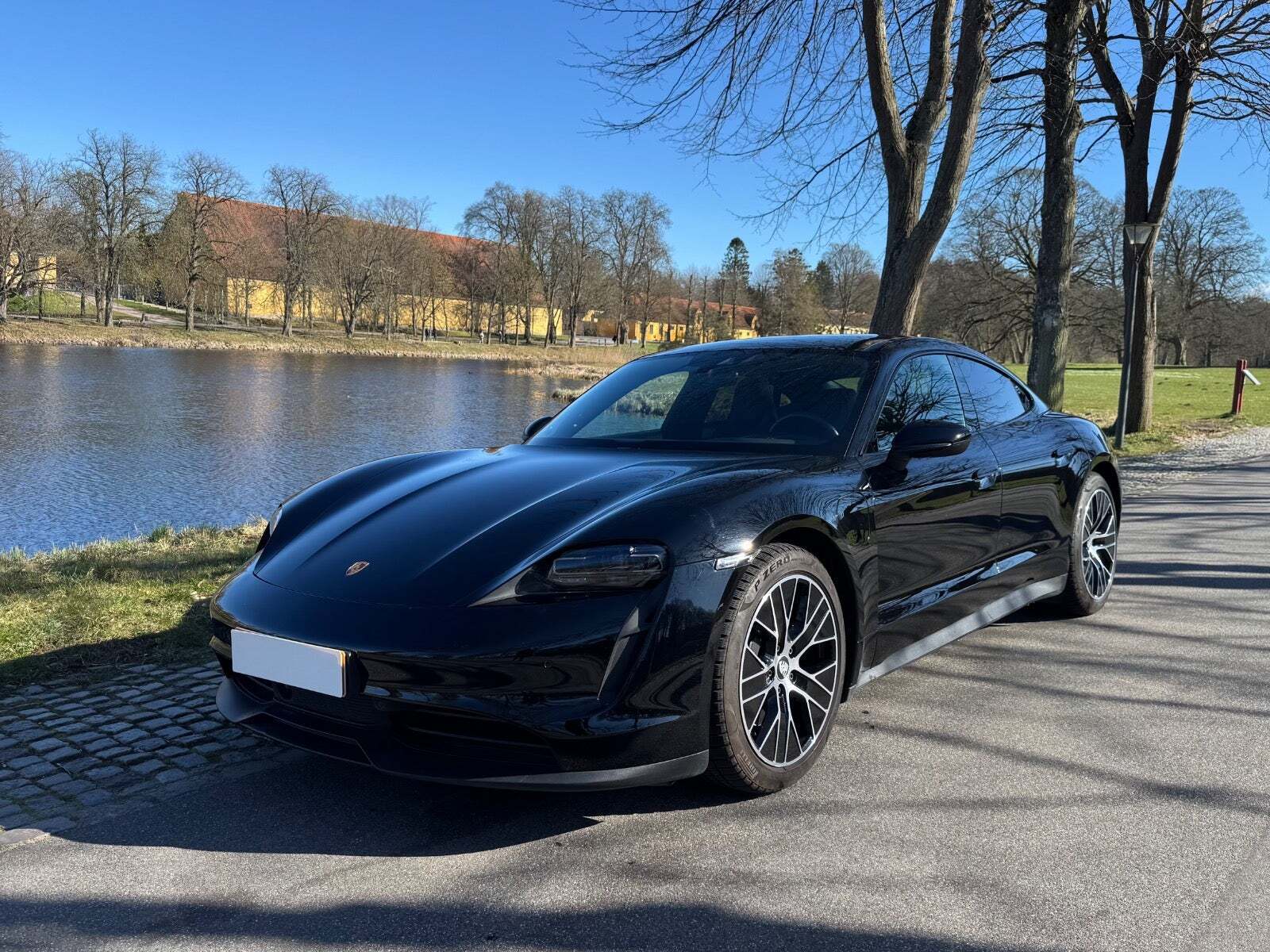 Sort Porsche Taycan fra 2023
