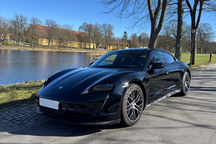 Sort Porsche Taycan fra 2023