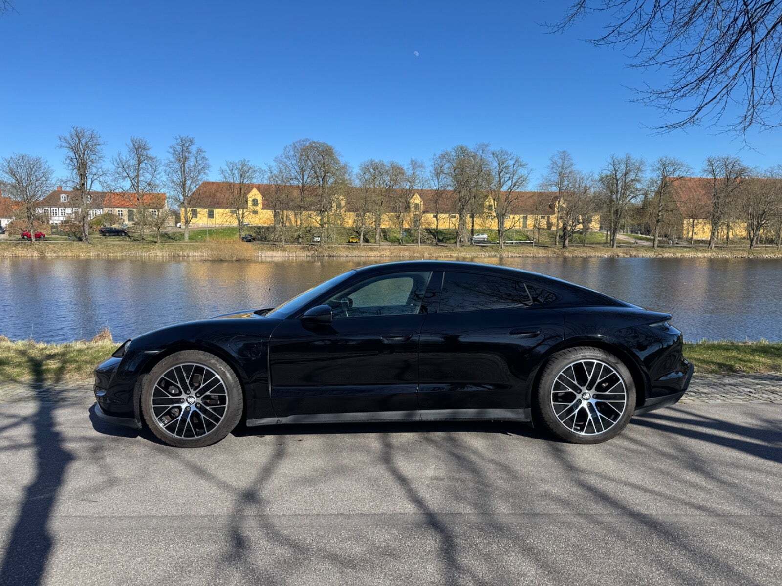 Sort Porsche Taycan fra 2023