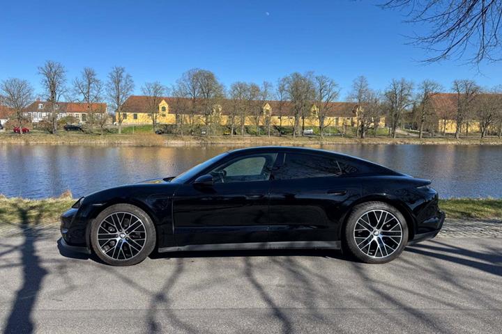 Sort Porsche Taycan fra 2023