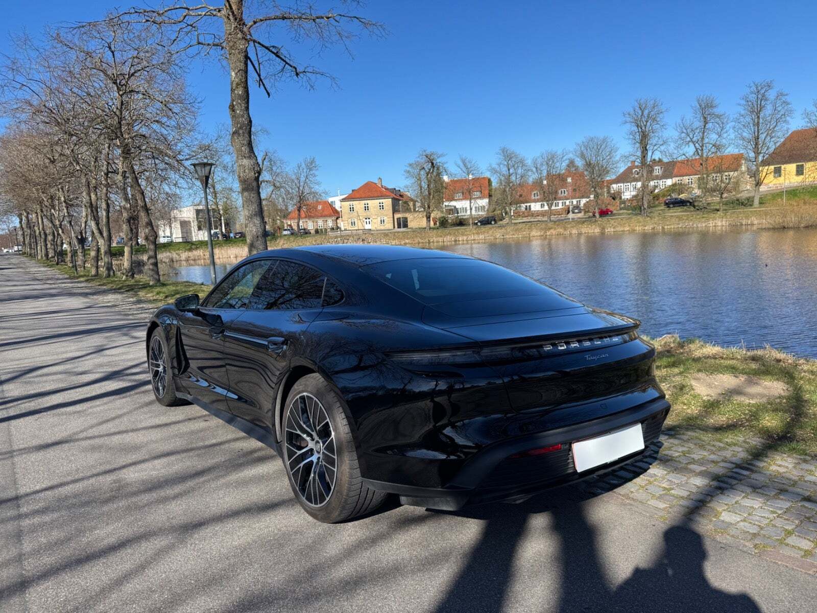 Sort Porsche Taycan fra 2023