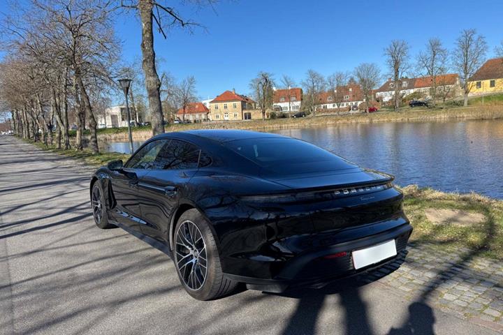 Sort Porsche Taycan fra 2023