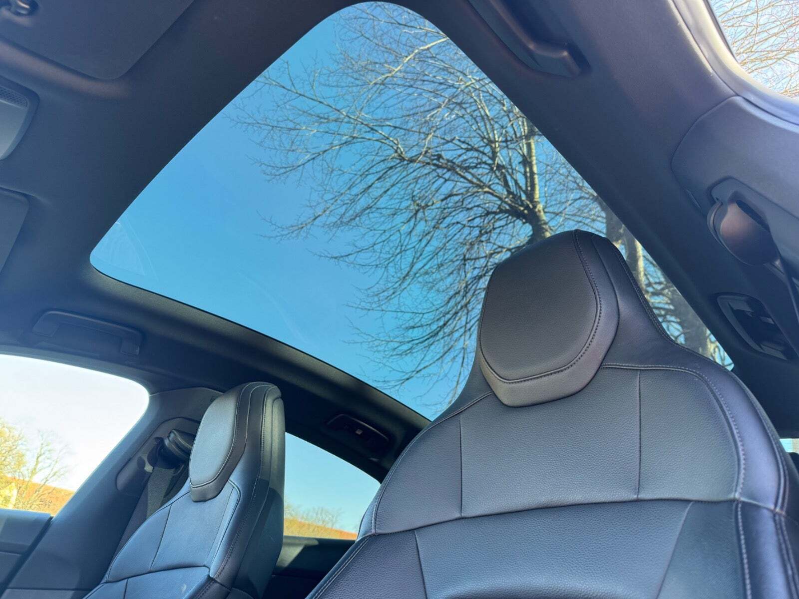 Sort Porsche Taycan fra 2023