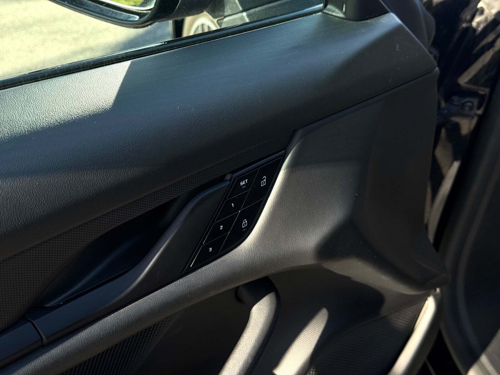 Sort Porsche Taycan fra 2023