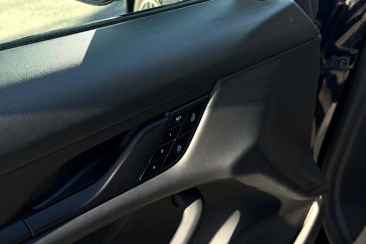Sort Porsche Taycan fra 2023