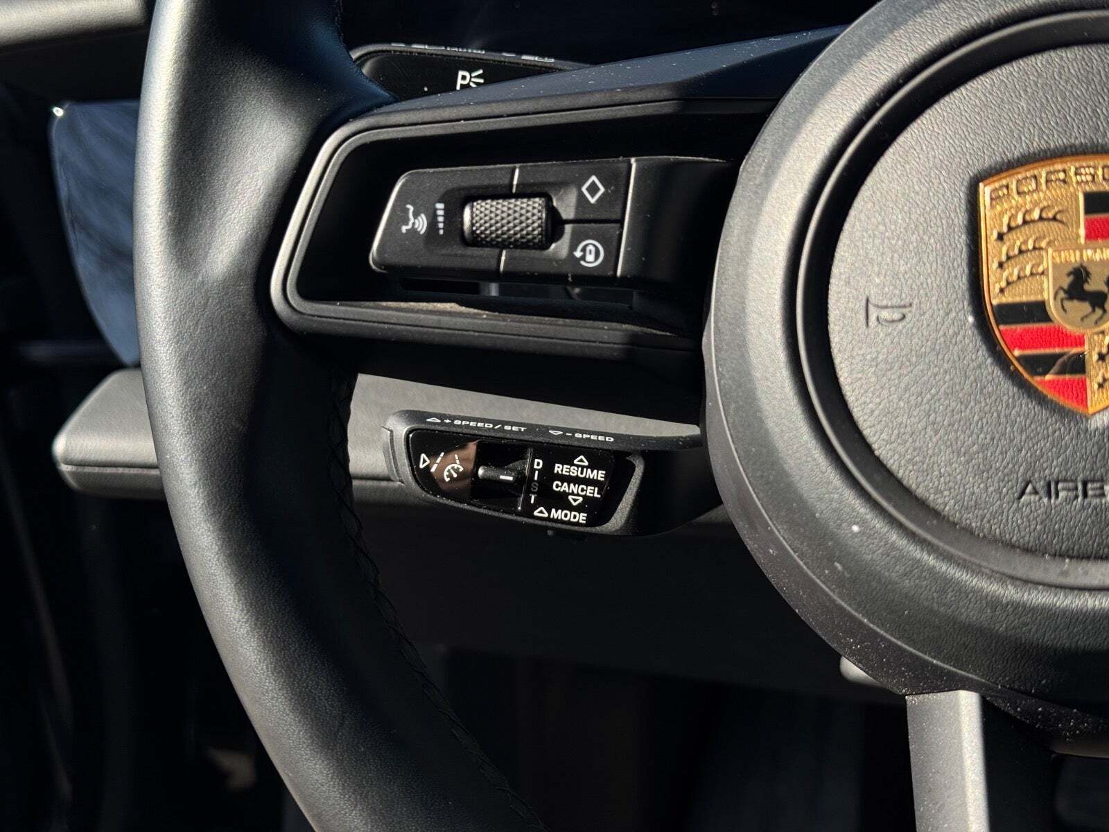 Sort Porsche Taycan fra 2023