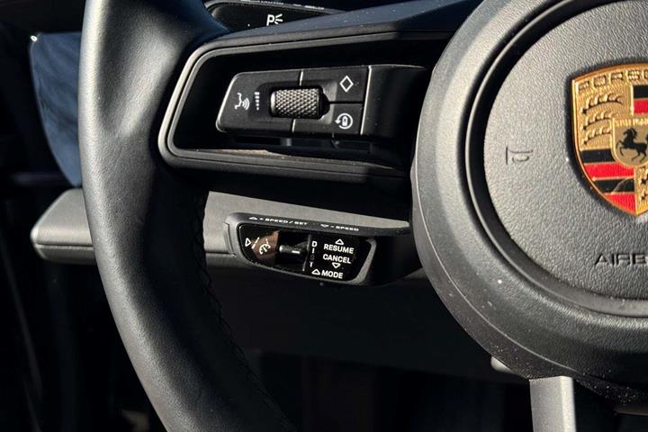 Sort Porsche Taycan fra 2023