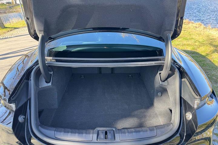 Sort Porsche Taycan fra 2023