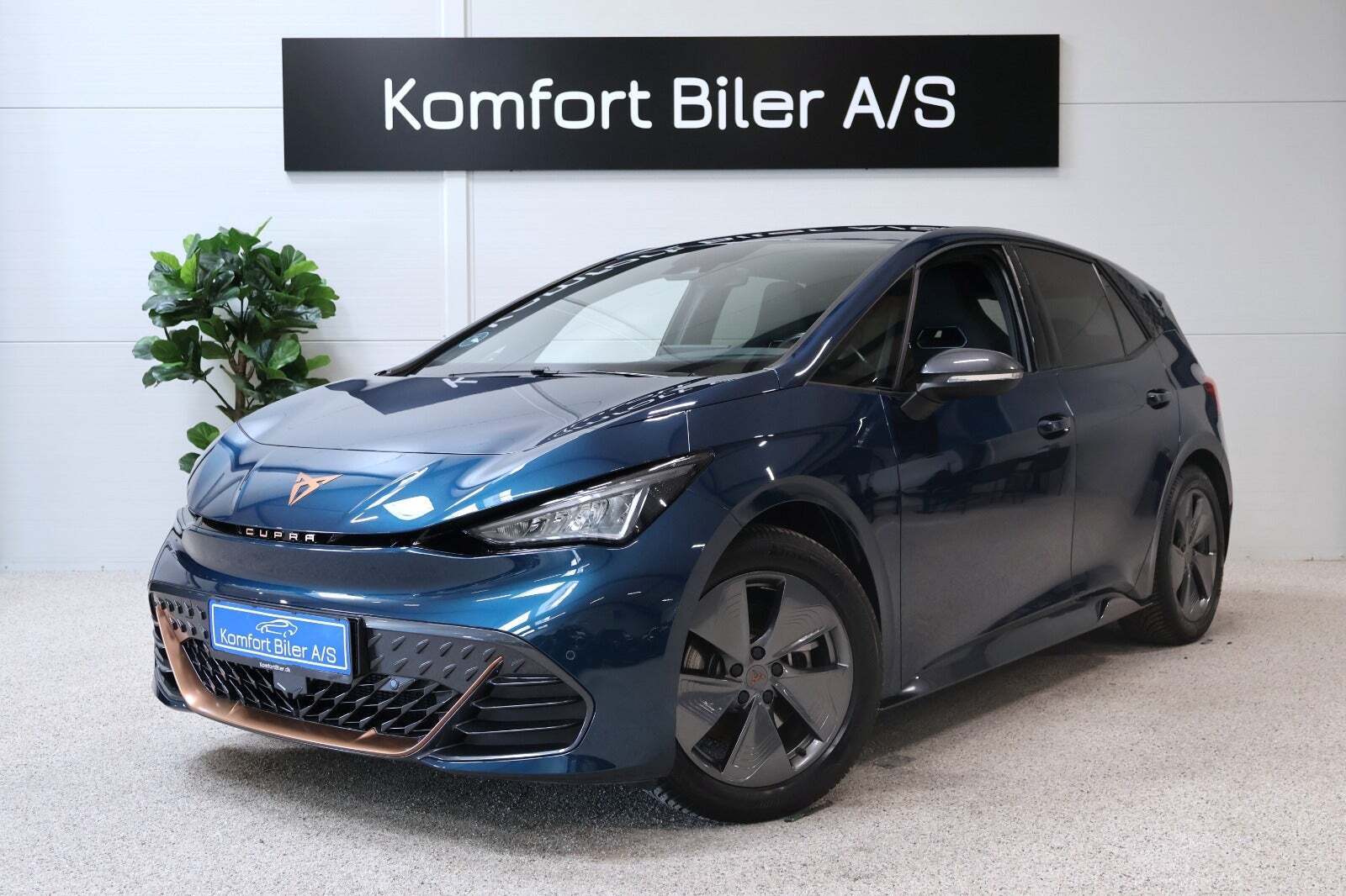 Blå Cupra Born fra 2022 set udefra