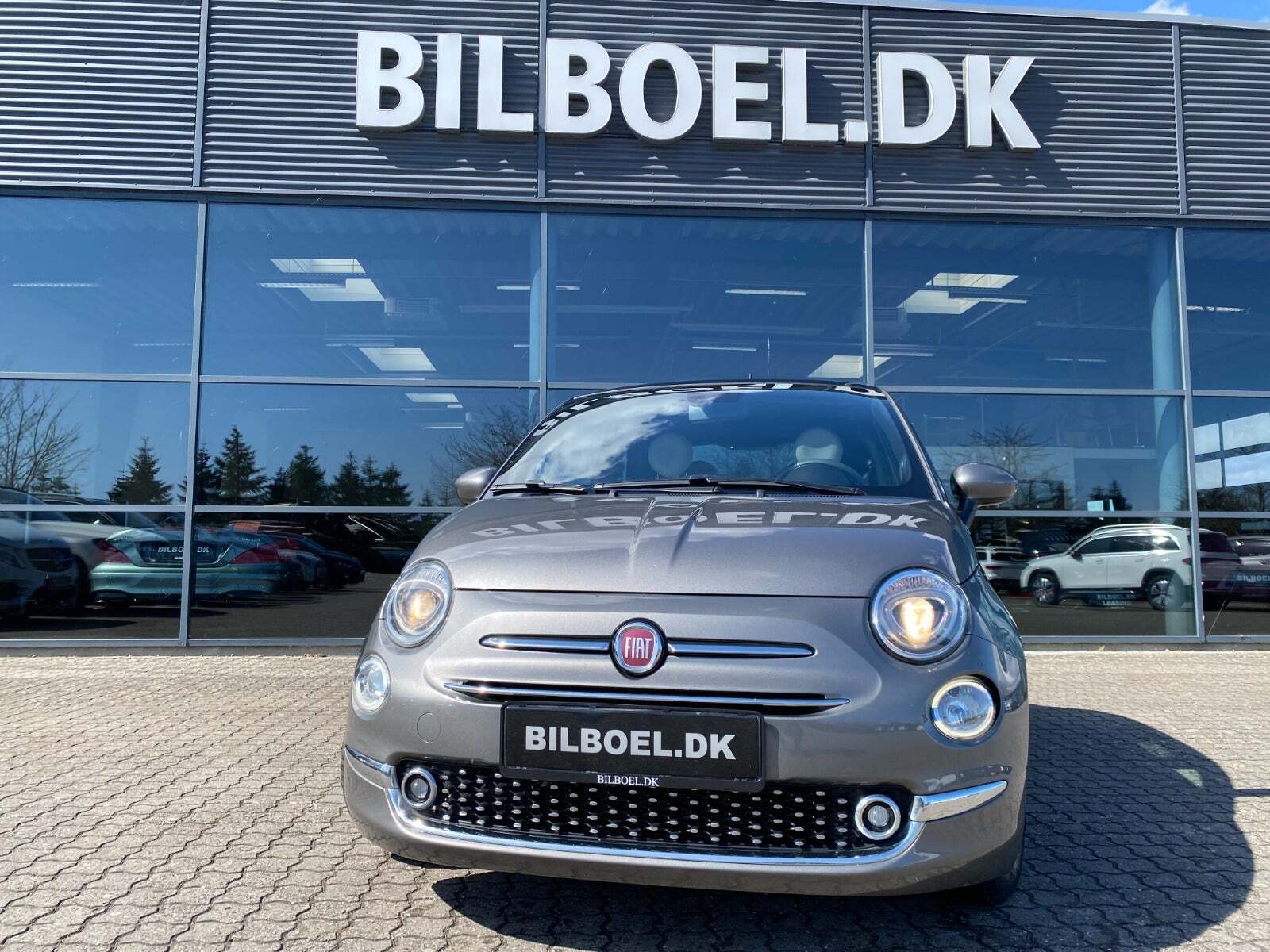 Grå Fiat 500 fra 2022