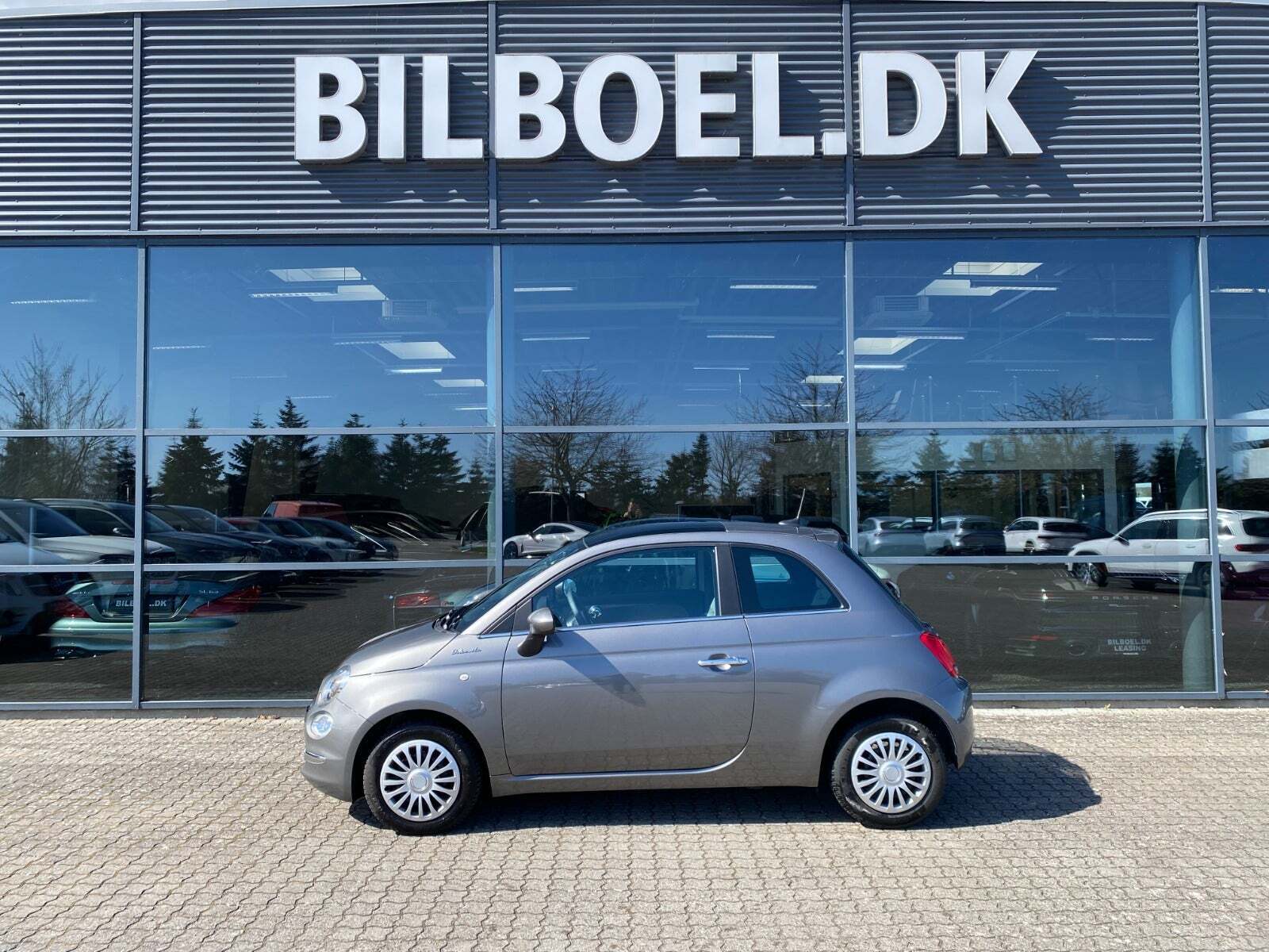 Grå Fiat 500 fra 2022