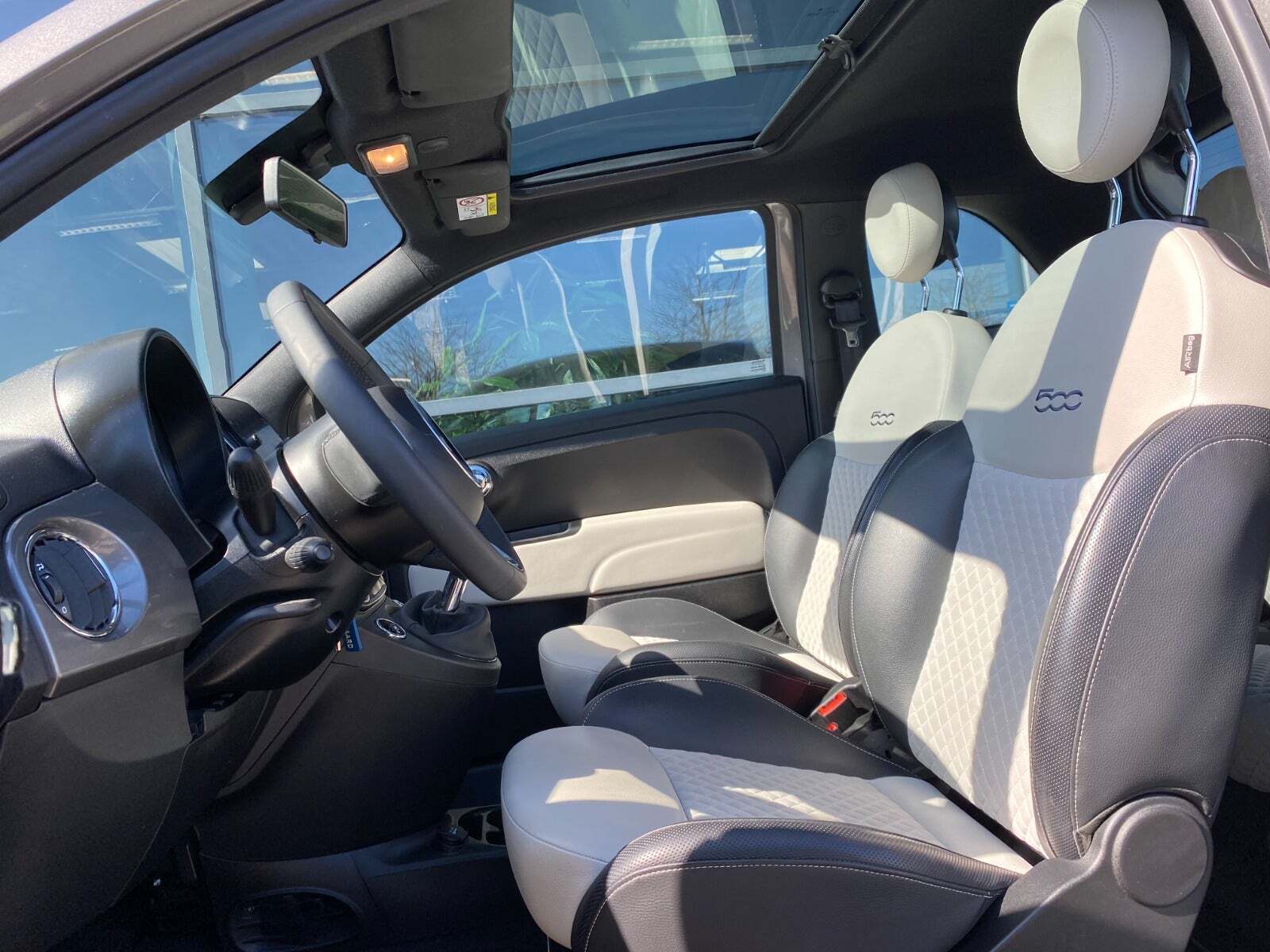 Grå Fiat 500 fra 2022