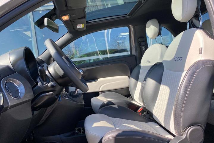 Grå Fiat 500 fra 2022