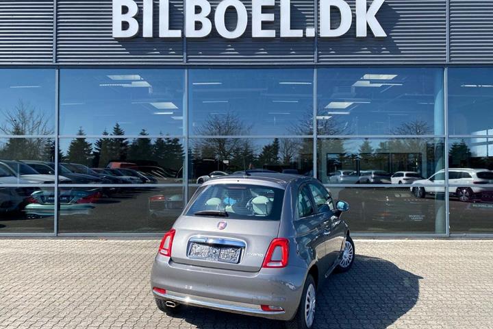 Grå Fiat 500 fra 2022