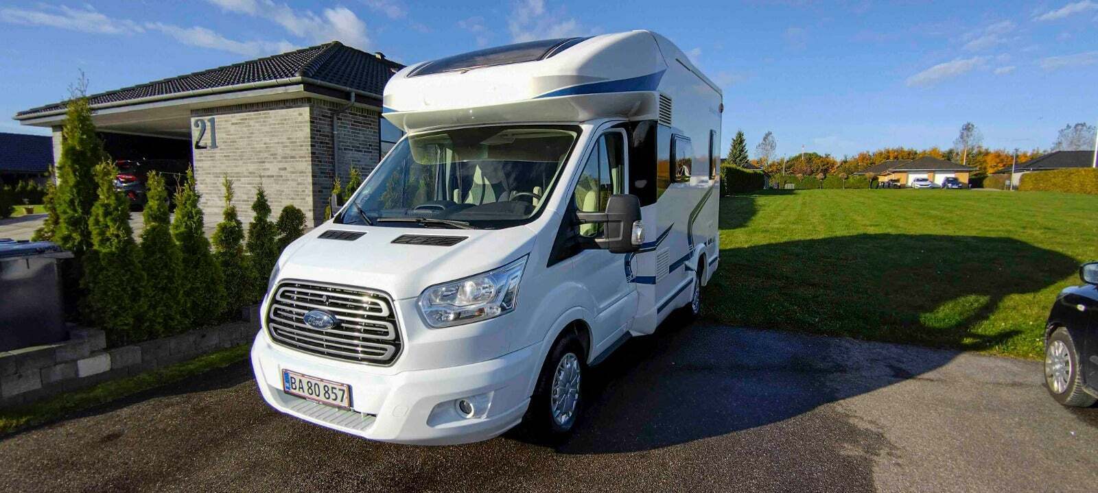 Hvid Ford Chausson fra 2016 set udefra