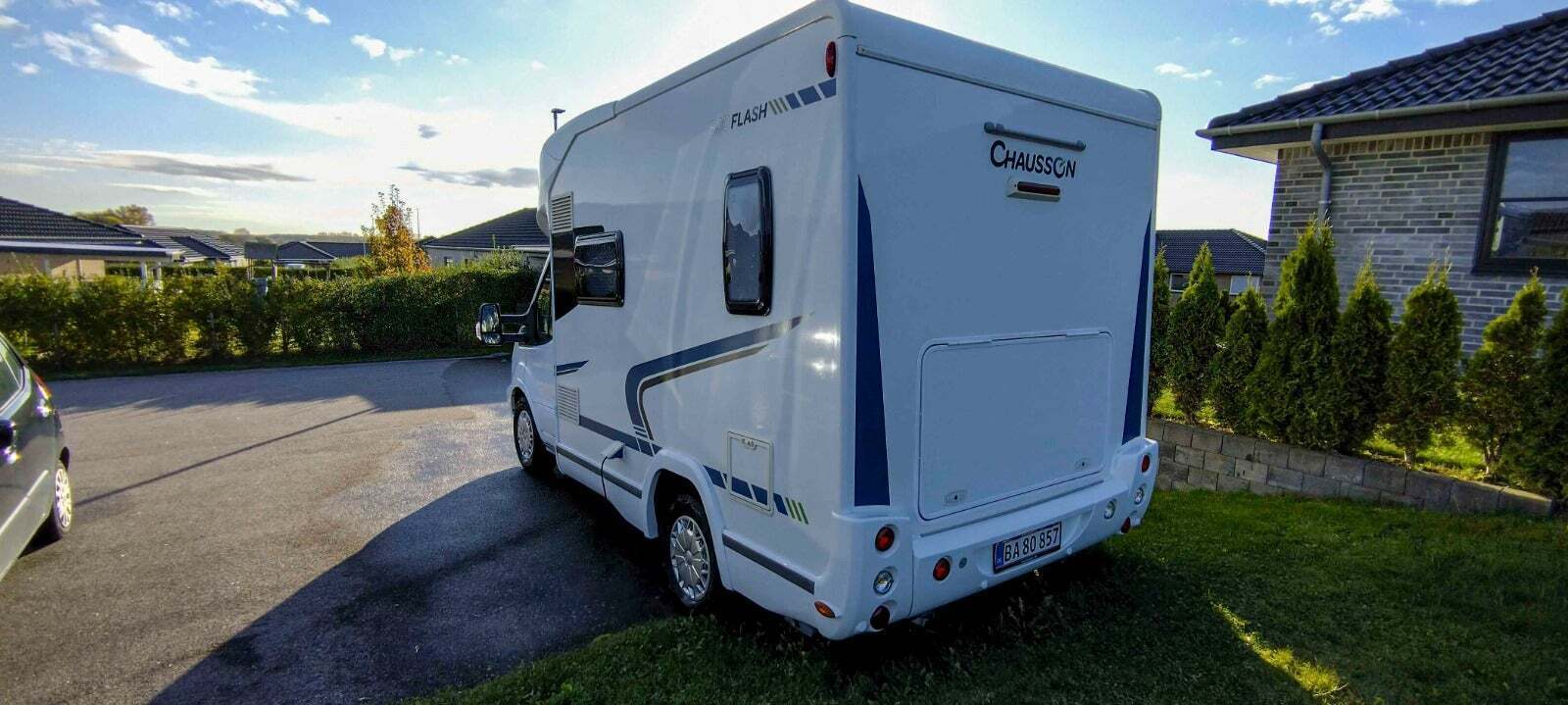 Hvid Ford Chausson fra 2016 set udefra