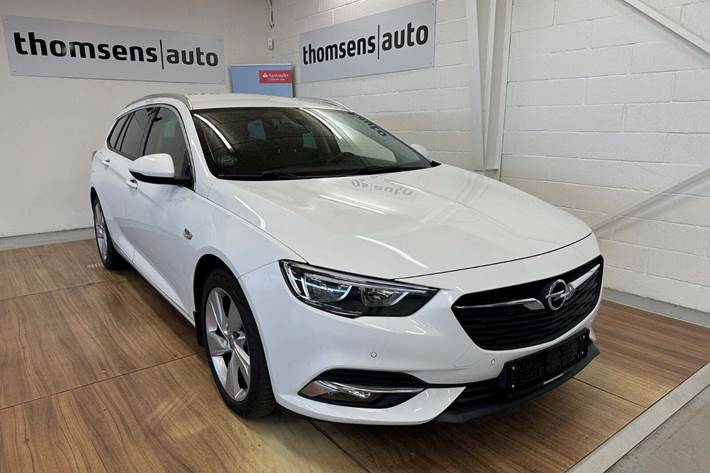 Hvid Opel Insignia fra 2018 set udefra