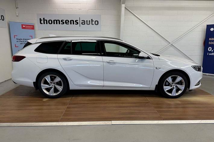 Hvid Opel Insignia fra 2018