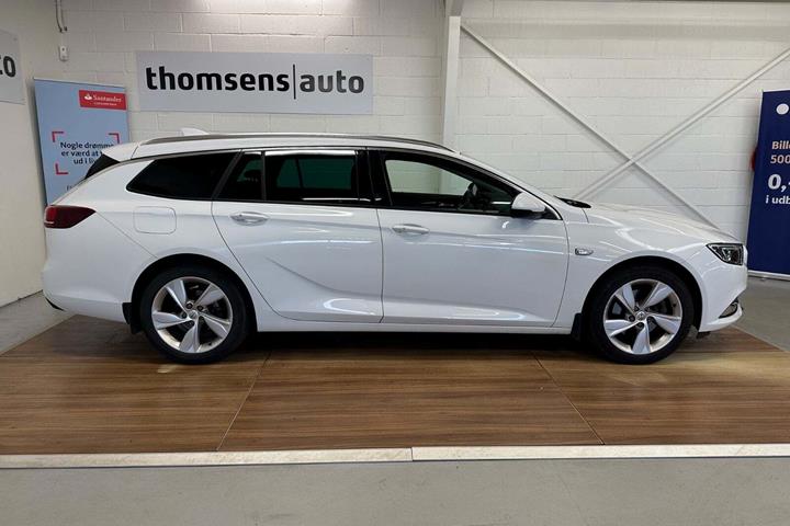 Hvid Opel Insignia fra 2018