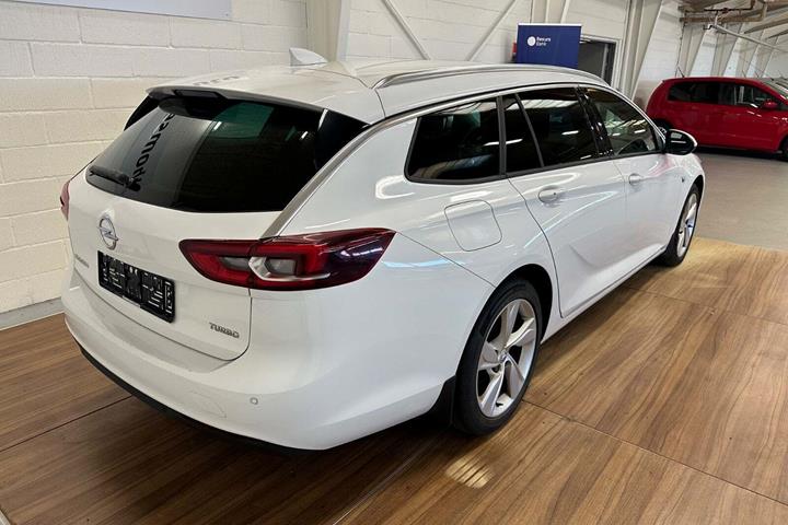 Hvid Opel Insignia fra 2018