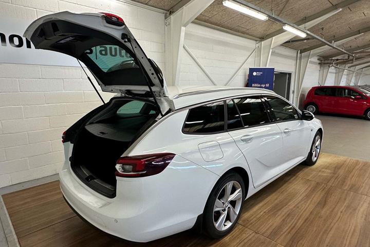 Hvid Opel Insignia fra 2018
