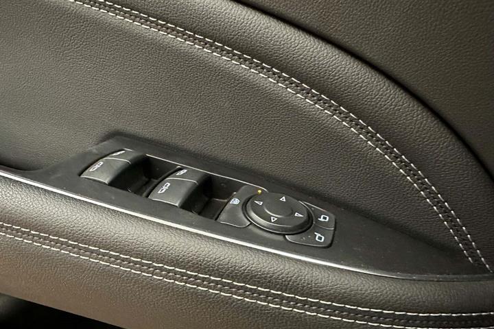 Hvid Opel Insignia fra 2018