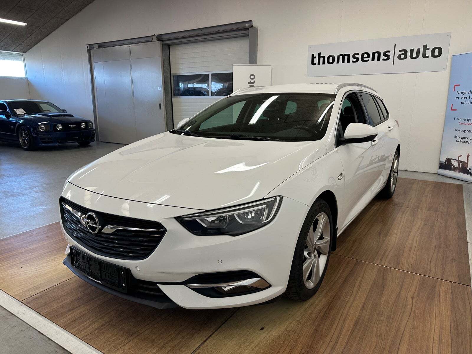 Hvid Opel Insignia fra 2018