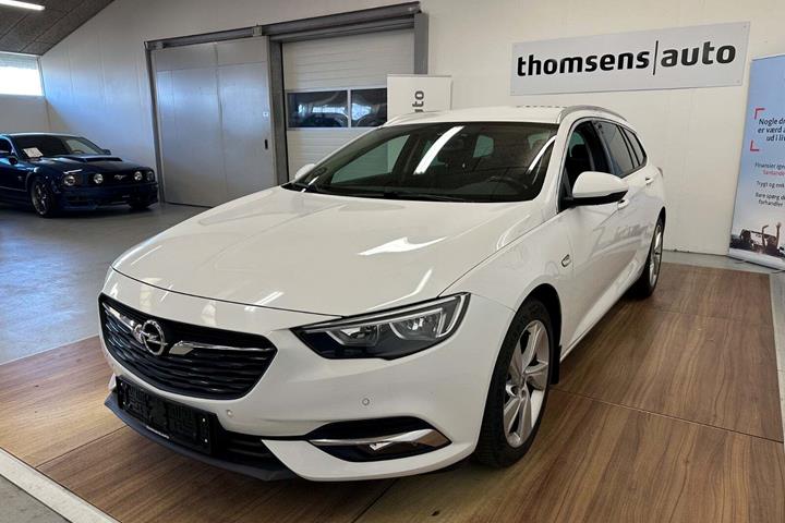 Hvid Opel Insignia fra 2018