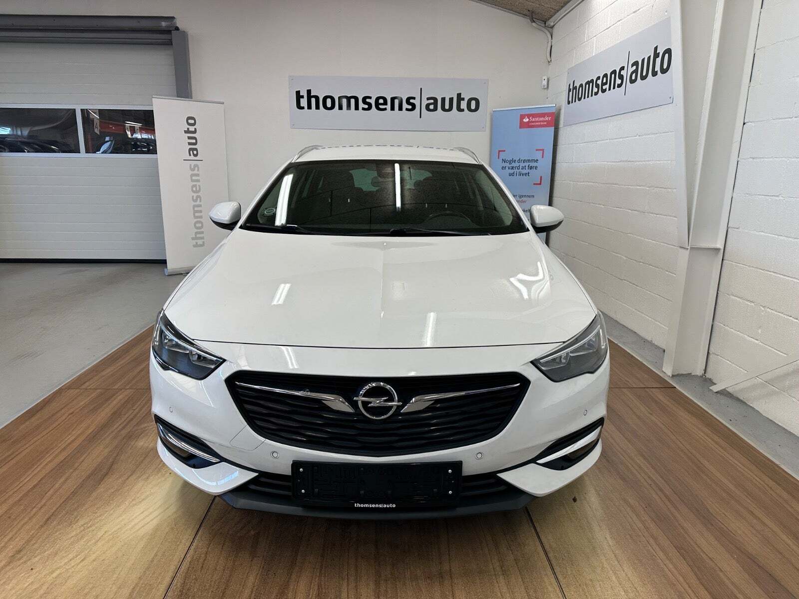 Hvid Opel Insignia fra 2018