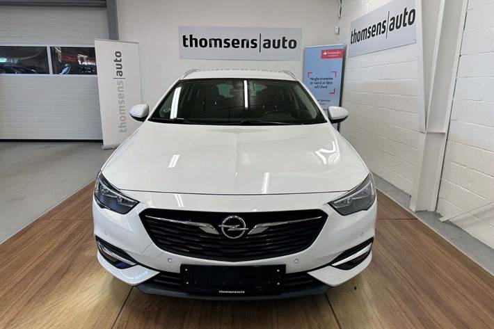 Hvid Opel Insignia fra 2018