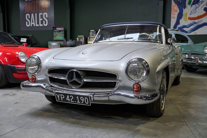 Sølv Mercedes 190 fra 1962 set udefra