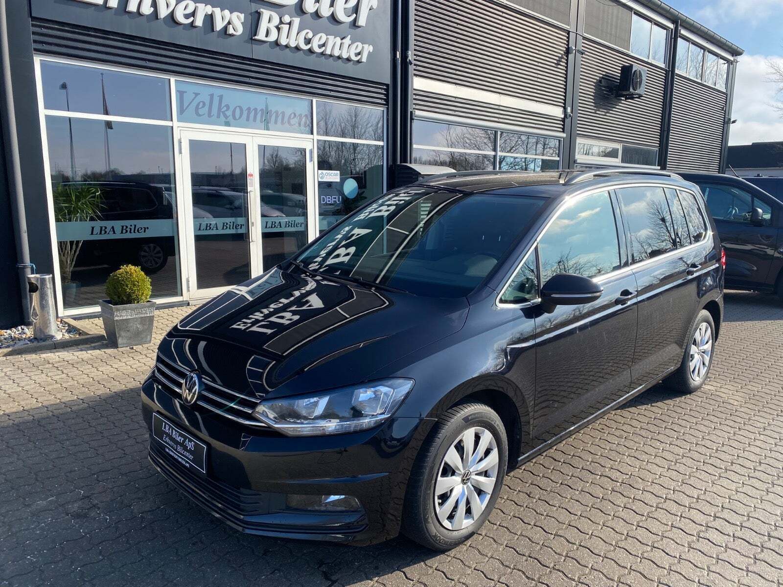 Sort VW Touran fra 2021 set udefra