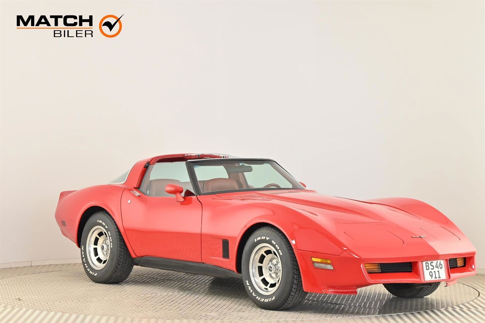 Rød Chevrolet Corvette fra 1981 set udefra