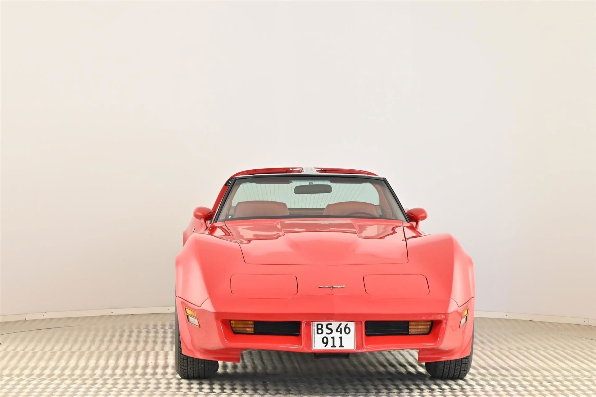 Rød Chevrolet Corvette fra 1981 set udefra