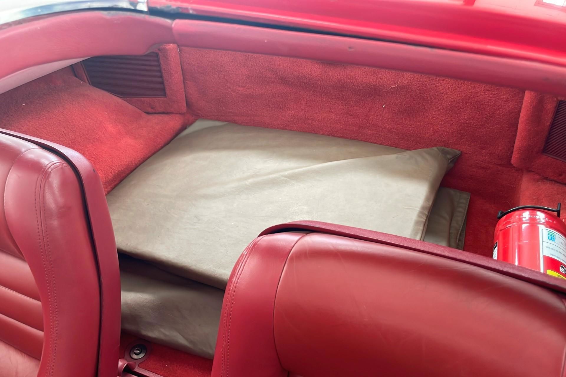 Rød Chevrolet Corvette fra 1981