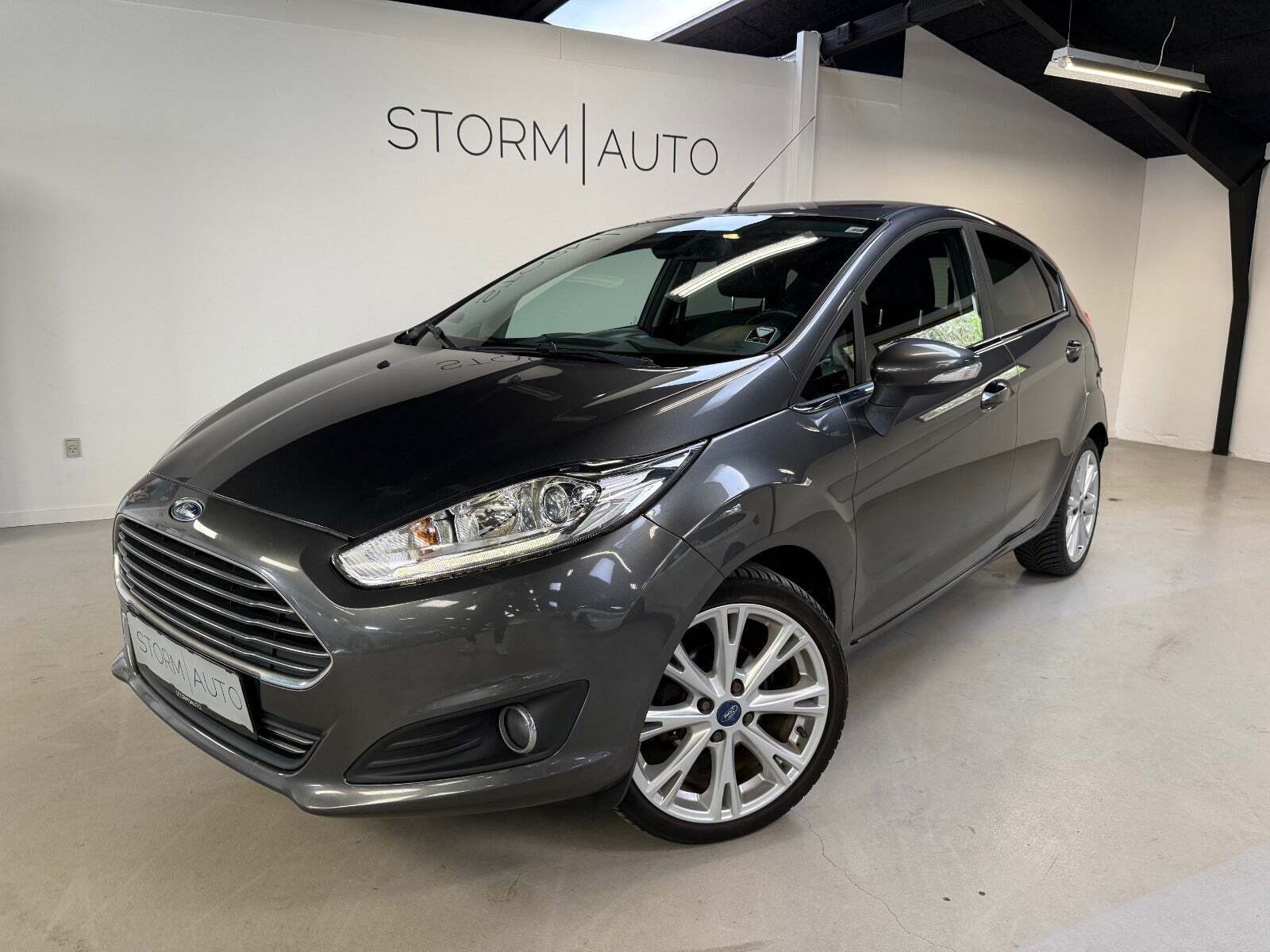 Grå Ford Fiesta fra 2015 set udefra