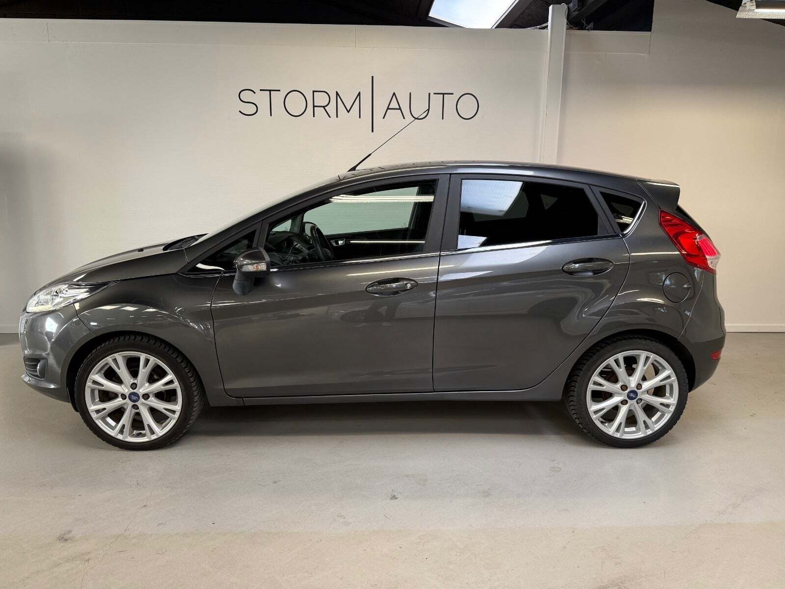 Grå Ford Fiesta fra 2015