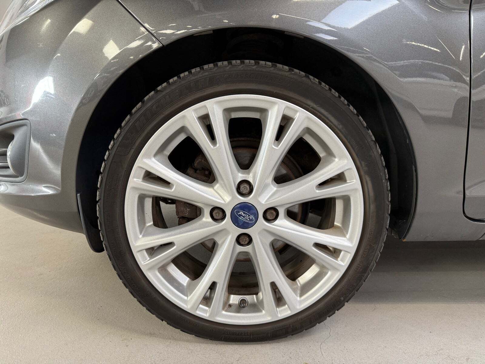 Grå Ford Fiesta fra 2015